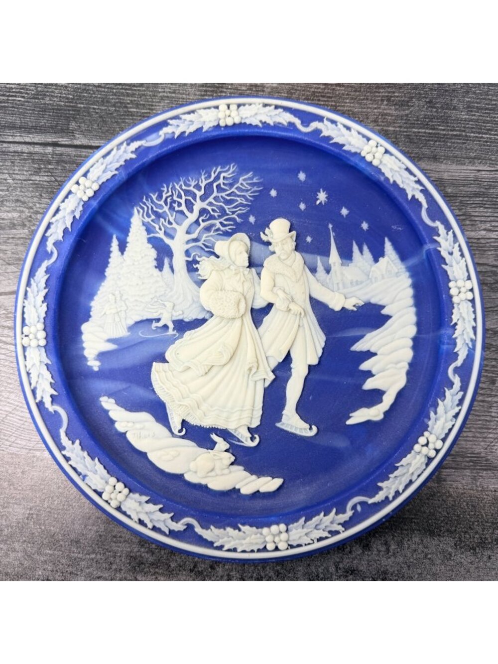 Incolay Christmas Cameo‎ Collector Plate Sleigh Scene 1991 Skaters at Twilight